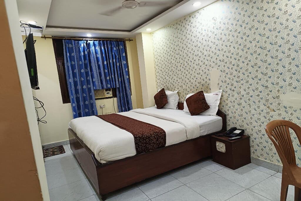 Hotel RS International Deluxe Room (2)