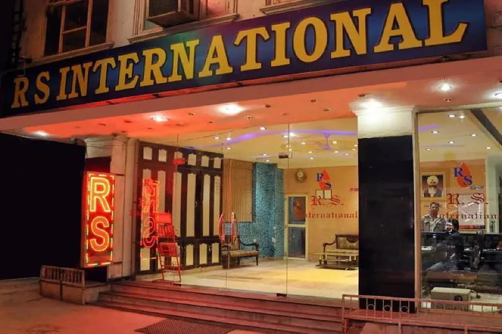 Hotel RS International Deluxe Room (3)